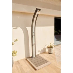 Douche Solaire Pour Piscine Formidra Spring 30 L - Anthracite / Aluminium Brossé 17 Douche Solaire Pour Piscine Formidra Spring 30 L - Anthracite / Aluminium Brossé -Raviday Piscine 11290 douche spring anthracite alu brosse ambiance 2
