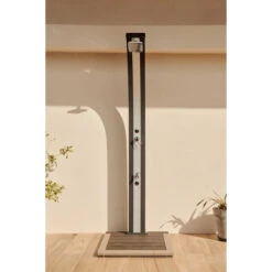 Douche Solaire Pour Piscine Formidra Spring 30 L - Anthracite / Aluminium Brossé 11 Douche Solaire Pour Piscine Formidra Spring 30 L - Anthracite / Aluminium Brossé -Raviday Piscine 11290 douche spring anthracite alu brosse ambiance